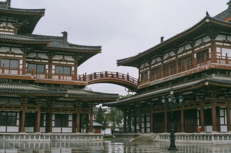 chua-thanh-long-tay-an