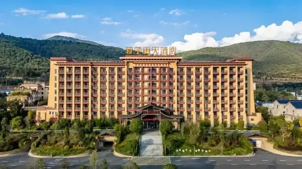 khach-san-chan-nui-kieu-tu-son-1