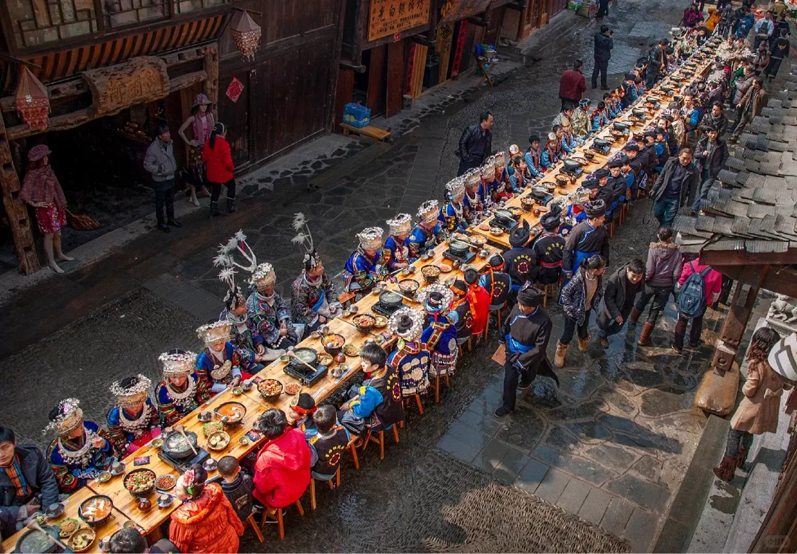 tiec-ban-dai-cao-son-luu-thuy-quy-chau