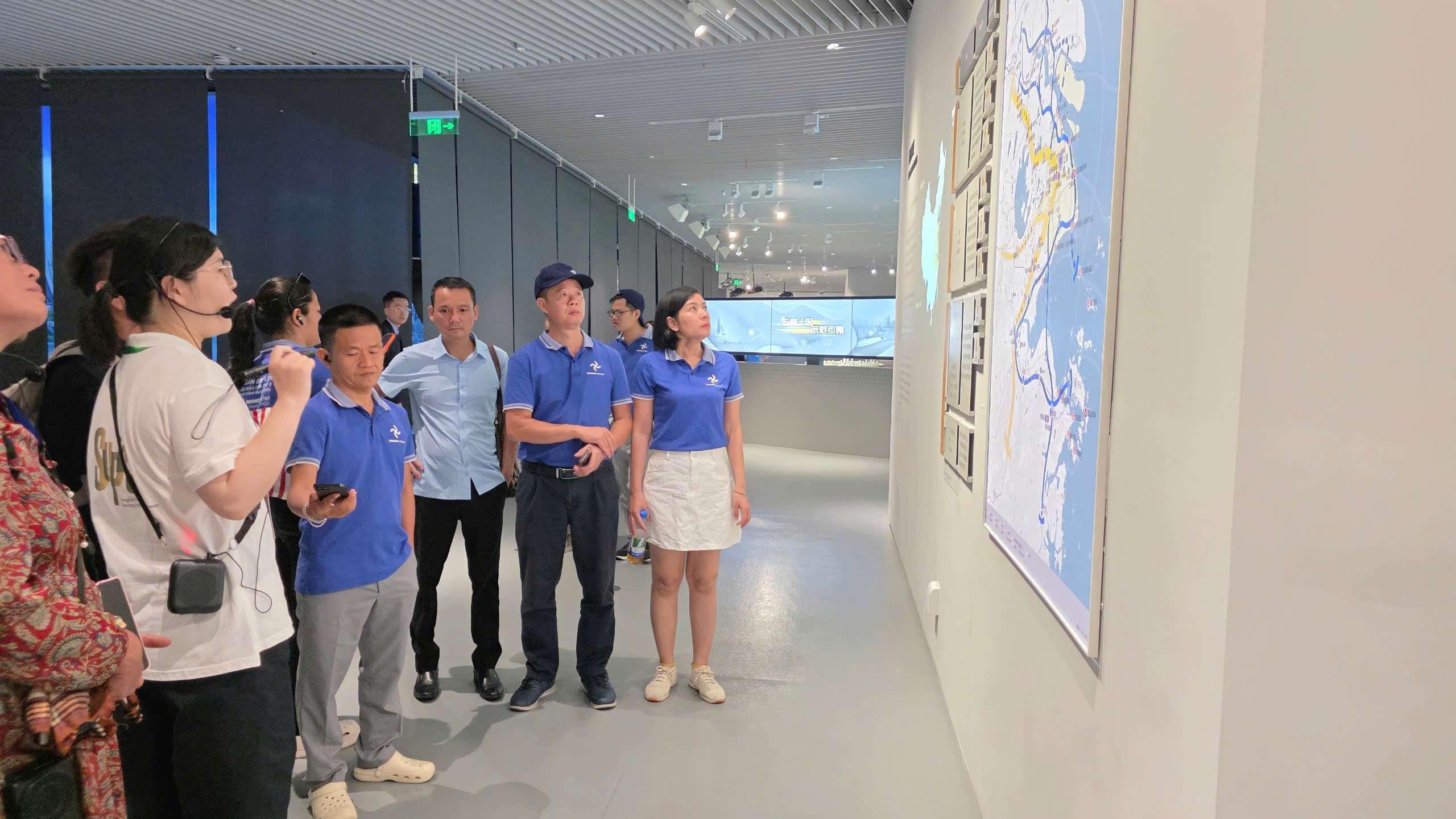 tour-bat-dong-san-thuong-hai-check-quy-hoach-blueway-travel-11